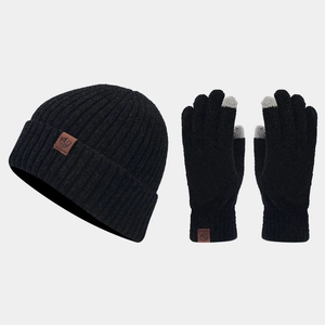 Détail de l'ensemble en tricot d'hiver montrant la texture côtelée et les doigts tactiles