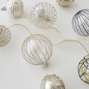 Set of 8cm decorative Christmas balls with gold glitter patterns and elegant ribbons