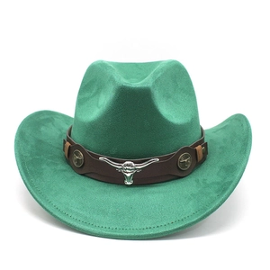 Détail d'un chapeau de cowboy vert émeraude avec bande en cuir et tête de taureau argentée