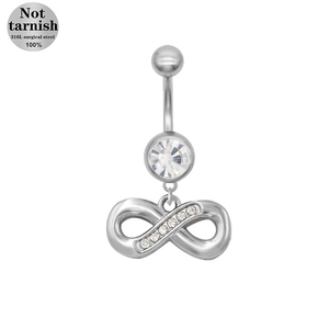 Vue détaillée du piercing de nombril infini en acier chirurgical 316L et zircons blancs