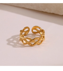 Détail d'une bague ajustable en acier doré 18K avec un design tressé à plusieurs couches