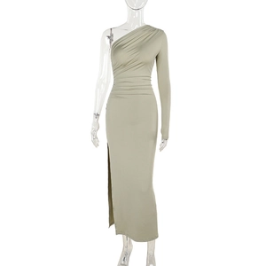 Detail der seitlichen Raffung und des hohen Schlitzes am hellgrünen One-Shoulder-Kleid