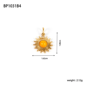 Golden sun pendant with orange gemstone, measuring 1.88cm by 1.62cm, weighing 2.12g