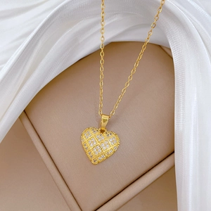 Elegante collana con ciondolo a cuore dorato e intarsio di diamanti su seta bianca