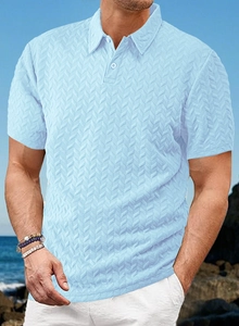 Détail du polo en jacquard bleu clair montrant la texture respirante à chevrons