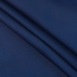 Gros plan sur la texture du tissu satin bleu foncé et les détails de tissage de la robe