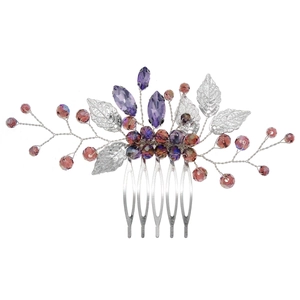 Pettine per capelli argento con cristalli viola e foglie di metallo su sfondo bianco