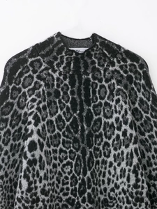Nahaufnahme des Strickpullovers mit Leopardenmuster, Stehkragen und Schulterdetails