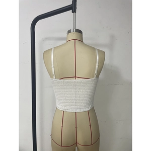 Dettaglio canotta in pizzo bianco con texture arricciata smock e spalline sottili incrociate