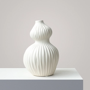 Moderne witte kalebas keramische vaas met verticale texturen voor een strak interieur