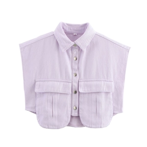 Détail du gilet en jean lilas présentant deux grandes poches et des boutons métalliques