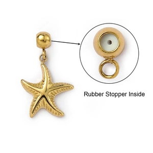 Vue détaillée du pendentif étoile de mer dorée avec bouchon en caoutchouc interne fixe