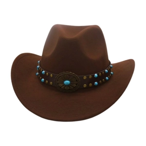 Dettaglio cappello da cowboy marrone scuro con perle turchesi e borchia a girasole