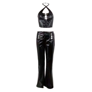 Schickes schwarzes PU-Leder-Set mit Neckholder-Top und Schlaghose mit seitlicher Schnürung