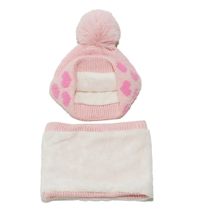 Dettaglio del cappello in maglia rosa con pompon a cuore e scaldacollo in pile caldo
