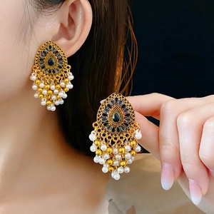 Boucles d'oreilles vintage en or avec pierres bleues et pompons en perles style cour