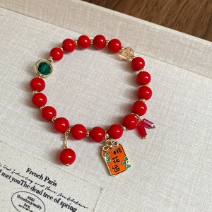 Bracciale in agata rossa con distanziatori dorati e ciondolo portafortuna Pesca