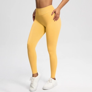 Detailansicht der nahtlosen High-Waist Yoga-Leggings aus gelbem Kompressionsmaterial