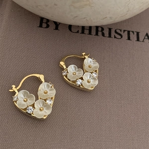 Heart Shaped Huggie Hoop Earrings 18K Gold Plated Copper White Flower Cubic Zirconia Sweet Hollow Out Jewelry For Women