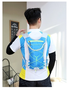 Details des blauen Fahrradrucksacks mit neongelben Akzenten und atmungsaktivem Mesh