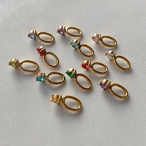 Detaillierte Sammlung goldener Oval-Anhänger mit bunten runden Geburtsstein-Zirkonia