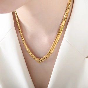 Collier hip hop plaqué or avec pendentif rectangulaire serti de zircons brillants
