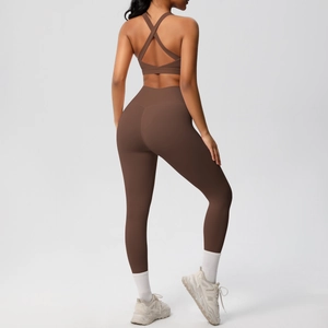 Detalle del conjunto de yoga café con leggings de cintura alta y tirantes de sujetador
