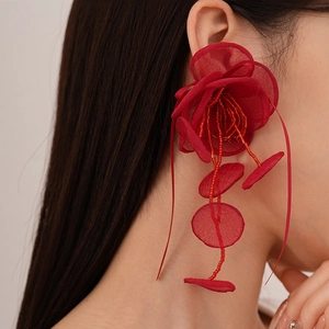 Boucles d'oreilles fleurs en dentelle rouge avec glands perlés pour un look bohème