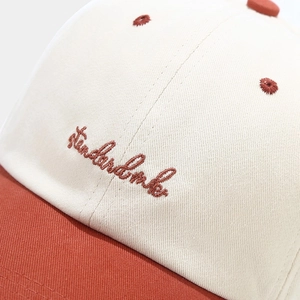 Detailaufnahme der zweifarbigen Baumwoll-Baseballkappe mit hochwertiger Bestickung