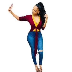 Gilet bordeaux avec haut jaune ajusté et jean skinny bleu déchiré à la mode
