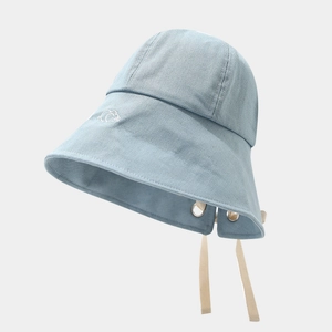 Detailansicht hellblauer Denim Anglerhut mit Wolkenstickerei und verstellbarem Band