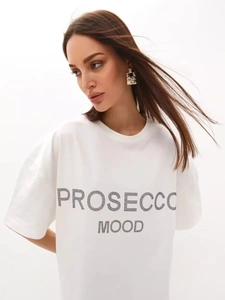 Λεπτομέρεια από στρας Prosecco Mood σε λευκό υπερμεγέθες βαμβακερό μπλουζάκι