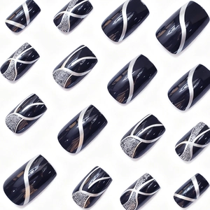 Faux ongles noirs brillants avec lignes argentées et paillettes de forme carrée moyenne