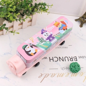 Détail d'une trousse à crayons bus rose double couche avec motifs d'animaux mignons