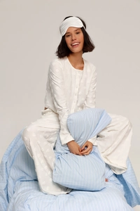 Détail d'un ensemble homewear blanc à flocage cœur avec masque de sommeil assorti