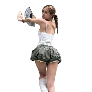 Sommeroutfit für Damen mit weißem Camisole und armeefrünem Puff-Minirock