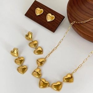 Ensemble collier et boucles d'oreilles cœur plaqué or 18K pour femme avec bord perlé
