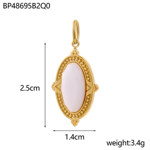 Ciondolo in pietra rosa 2,5x1,4cm con elegante bordo decorato in metallo dorato