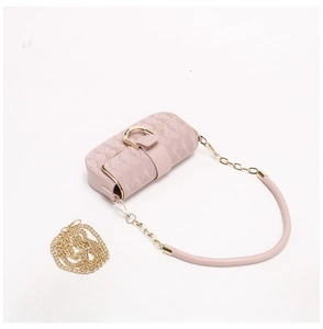 Sac bandoulière baguette matelassé rose détail, chaîne élégante et boucle métallique chic.
