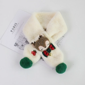 Détail de l'écharpe en peluche blanche avec décor de renne et pompons verts pour enfant