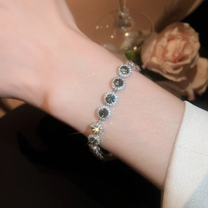 Gros plan du bracelet en argent avec zircons circulaires brillants porté sur le poignet