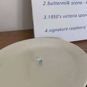 Irregular S925 sterling silver open ring with square blue zircon and hammered texture