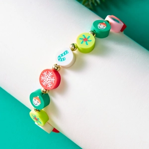 Detail eines Weihnachts-Perlenarmbands mit Tonperlen, Weihnachtsmann und Zuckerstangen