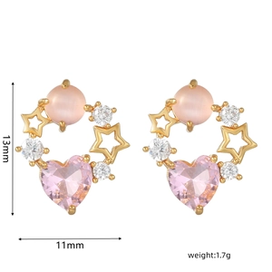 Detalle de pendientes de corazón con circón rosa de 13mm, piedra ojo de gato y estrellas