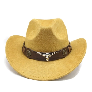 Détail d'un chapeau de cowboy en daim jaune avec ornement métallique tête de taureau