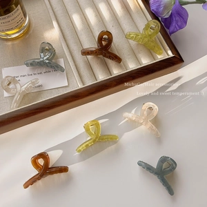 Set of eight 4.5cm translucent jelly-colored hair claws in amber and pastel tones