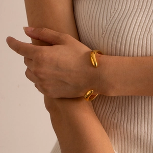 Bracciale rigido aperto irregolare in acciaio inossidabile placcato oro 18k al polso