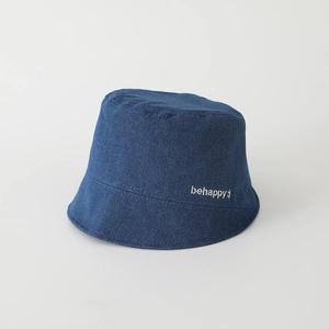Gros plan d'un chapeau bob en denim bleu foncé avec broderie behappy pour enfants