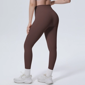 Makroaufnahme der kaffeebraunen Yoga-Leggings mit Push-up-Naht und mattem, elastischem Gewebe