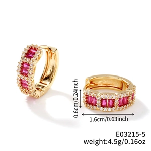Detailansicht goldener Creolen (1,6cm) mit roten Schmucksteinen und kleinen Diamanten